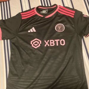I’m selling a Inter Miami Away kit